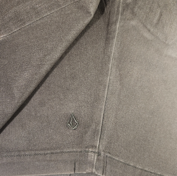 Men's Volcom 9" Distressed Flat Front Shorts - Picture 4 of 6